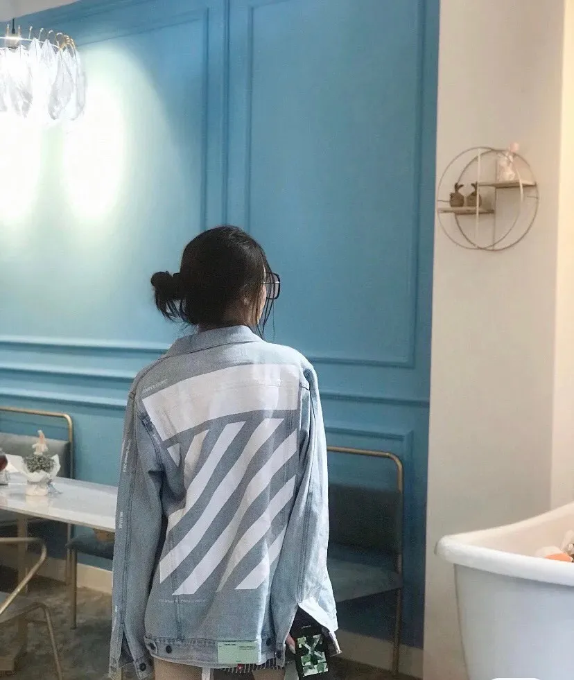 ♻️💯Upper body reference model picture❤️Top tested version OFF WHITE OW new tape patch arrow Zebra Crossing OW men's and women's couple denim jacket original quality 22 brand new official collar label, truly over-the-top version Off-white 2022SS BLACK TAPE ARROWS DENIM JACKET strip denim jacket, distinctive signature, unique high street style! The latest rubber strip industrial style elements in spring and summer (the main focus this season), heavy denim, more tough and retro, the main elements are heavily processed and have a micro profile, which can be worn by both men and women! Street arrow denim, a full set of customized accessories! Strict quality control! The same level as purchasing counters! Extremely difficult, don’t be afraid of any comparison! Color: washed blue Size: XS-L P:560